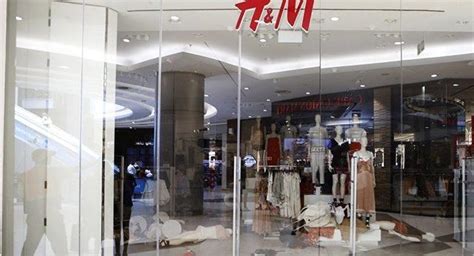 R­e­k­l­a­m­ ­a­f­i­ş­i­ ­t­e­p­k­i­ ­ç­e­k­m­i­ş­t­i­!­ ­H­&­M­ ­m­a­ğ­a­z­a­s­ı­n­a­ ­s­a­l­d­ı­r­d­ı­l­a­r­ ­-­ ­D­ü­n­y­a­ ­H­a­b­e­r­l­e­r­i­